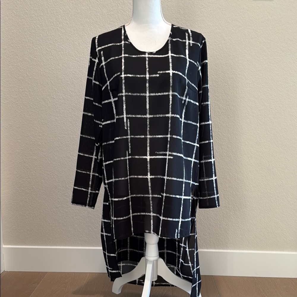 NWT Sympli Black & White Tunic.Whisper StepOver crosshatch. Size 10.